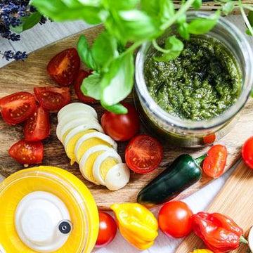 tarro de cristal fermentando pesto