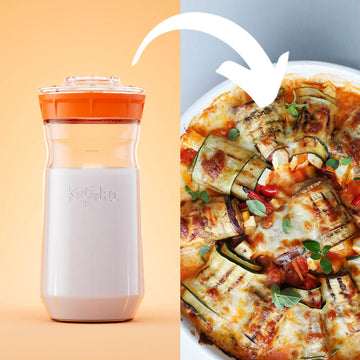 A la izquierda, un tarro fermentador de kefir con kefir de leche kefirko; a la derecha, una pizza con ingredientes de verdurasun, salsa de tomate y queso.