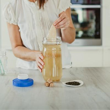 tarro de cristal con kombucha y scoby