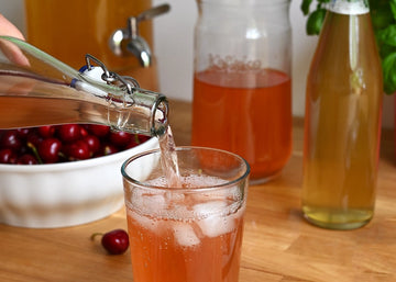 Botellas de bebida fermentada con fruta durante la segunda fermentación