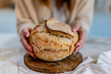 Hogaza de pan de masa madre con la corteza dorada y crujiente