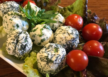 Bolas de queso con hierbas frescas
