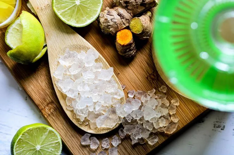 nódulos de kefir de agua en cuchara de madera