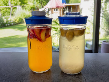 Kéfir de agua con nectarina y fresa servido en vaso con hielo y hierbas frescas
