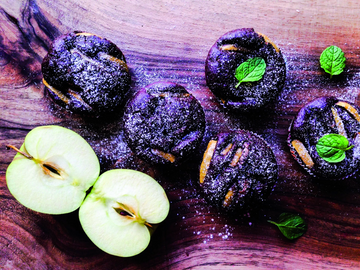 Muffins de chocolate y manzana hechos con kéfir