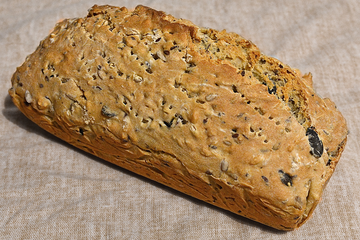 Pan de kéfir y harina de espelta con semillas