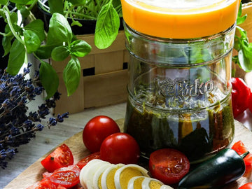 pesto verde fermentando en fermentador de verduras kefirko pequeño naranja