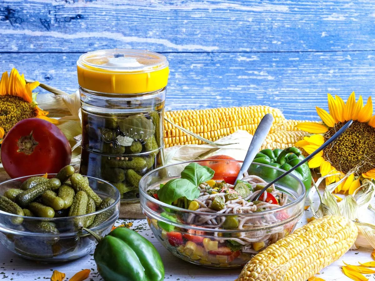 pepinillos fermentados en el fermentador kefirko amarillo y servidos en ensalada