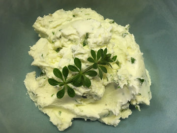 Crostini con crema de queso de kéfir y ajo silvestre