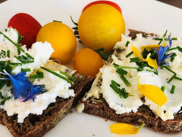 Rico queso de kéfir con cebollino