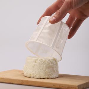 extrayendo queso de kefir