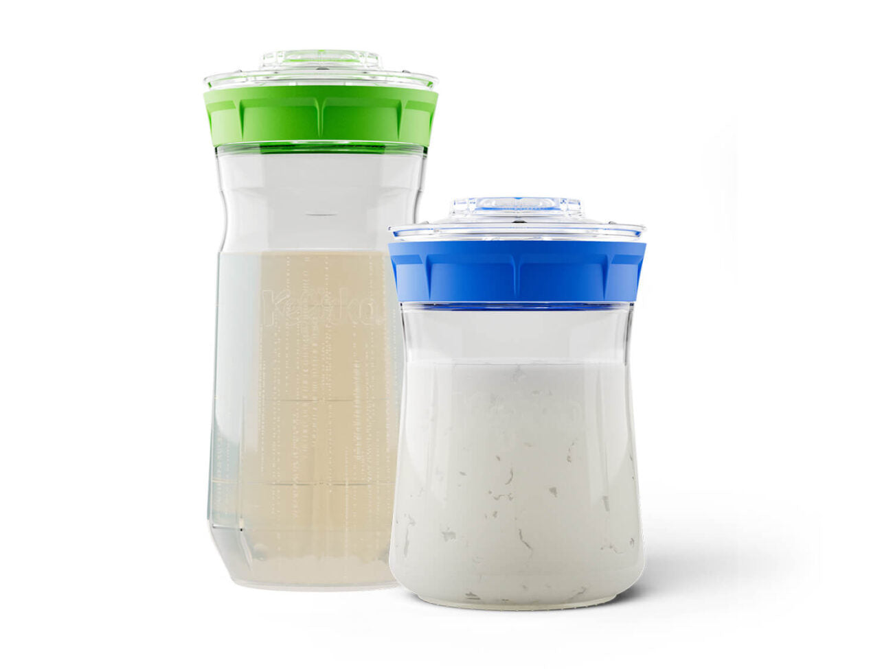 Dos tarros fermentadores Kefirko: uno alto verde con kefir de agua, otro mas pequeño azul con kefir de leche