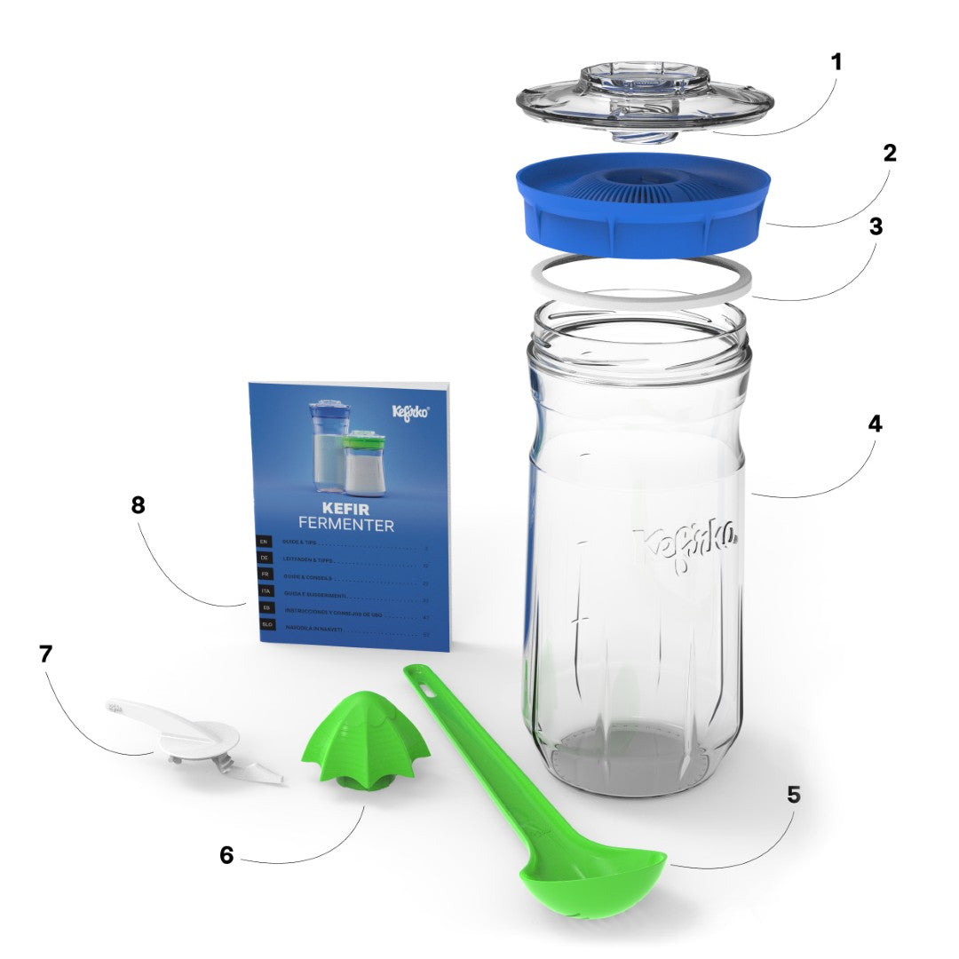 Despiece de un kit fermentador Kefirko con etiquetas para tapa, colador, tarro de cristal, cuchara, exprimidor, palo, espatulita giratoria y manual.