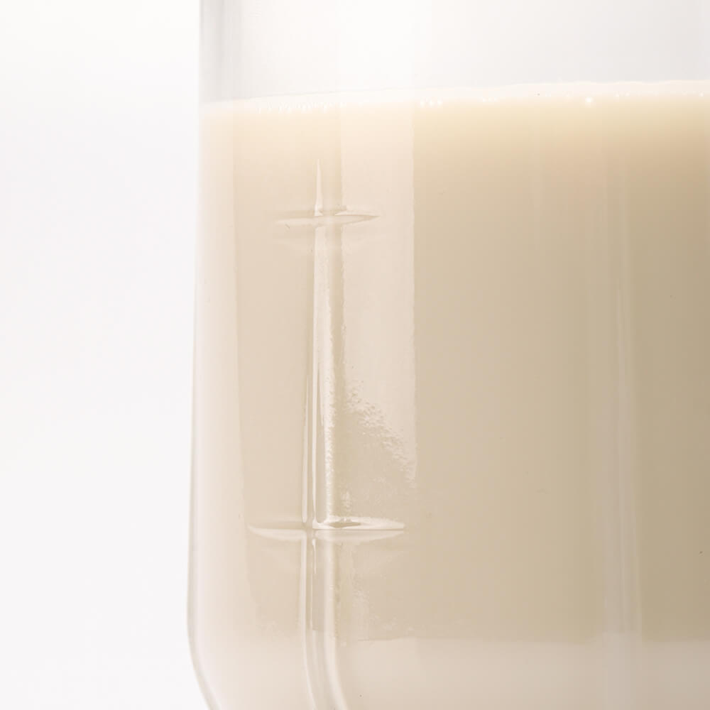 Primer plano de un tarro de cristal Kefirko relleno de kefir de leche