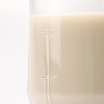 Primer plano de un tarro de cristal Kefirko relleno de kefir de leche
