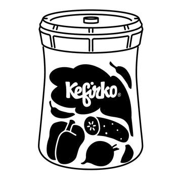 Ilustración de un fermentador de verduras Kefirko lleno de vegetales como pimiento, pepino y cebolla.