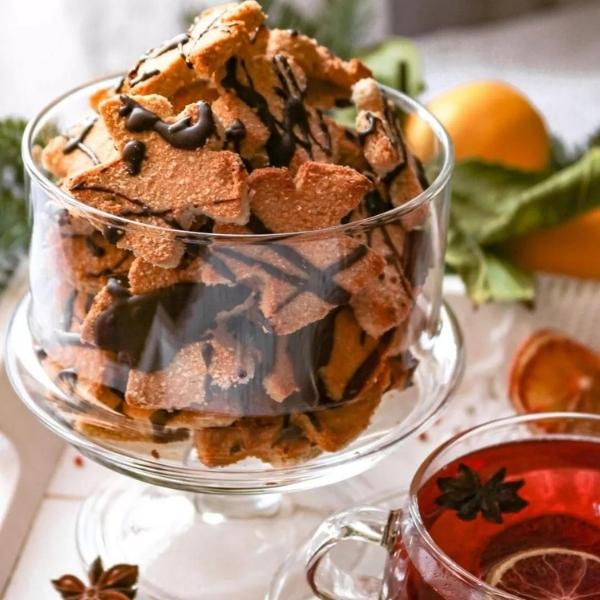 recipiente con galletas de coco y una taza de con kefir de agua rojo