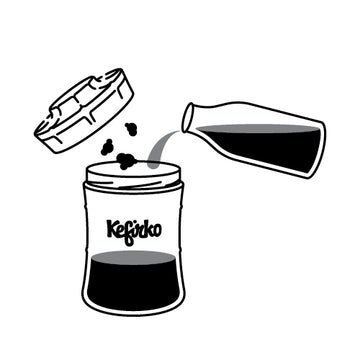 Pictograma de fermentador de kefir Kefirko llenandose de leche y nodulos de kefir con la tapa colador retirada