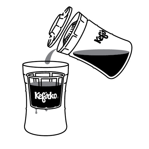 Ilustración que muestra el funcionamiento del fermentador de queso de Kéfir Kefirko, colando líquido a través de su accesorio colador.