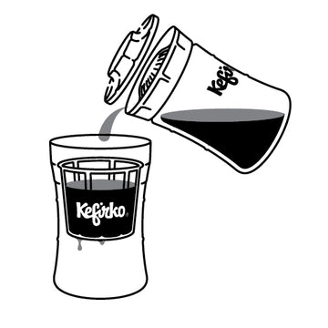 Ilustración que muestra el funcionamiento del fermentador de queso de Kéfir Kefirko, colando líquido a través de su accesorio colador.