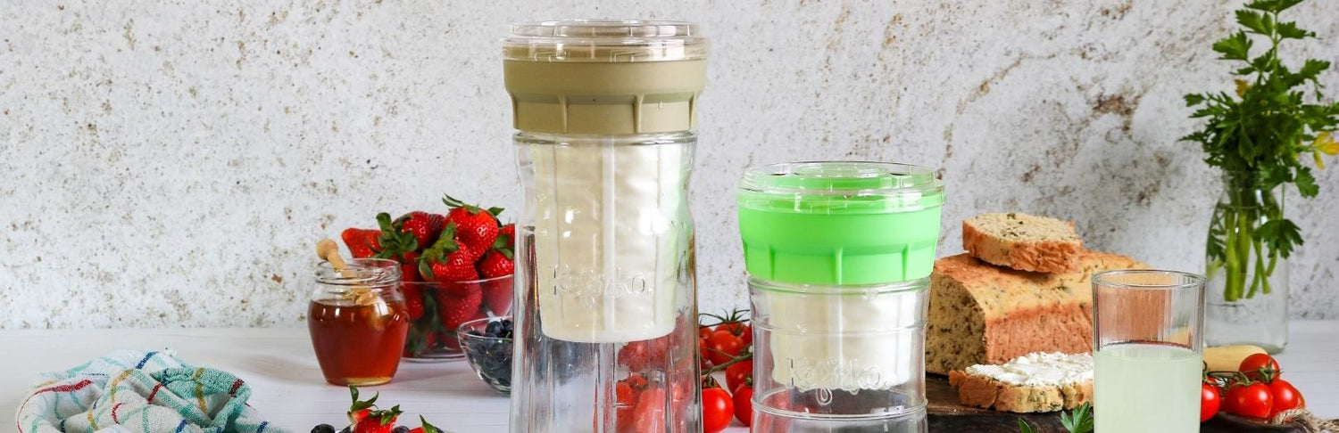 dos tarros de cristal con cesta para queso casero