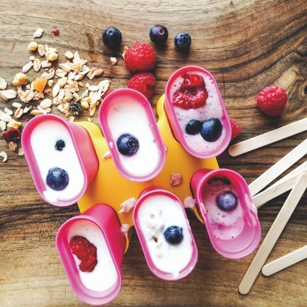 helados en heladeras individuales con frutos rojos