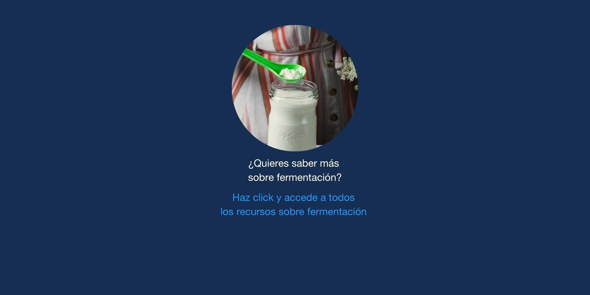 mujer sacando los nodulos de kefir de leche del kefir