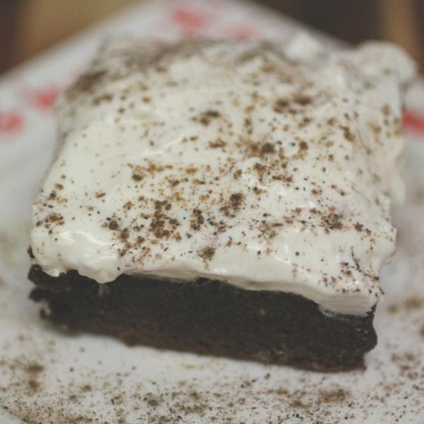 rebanada de pan negro de jengibre con crema de queso de kefir por encima