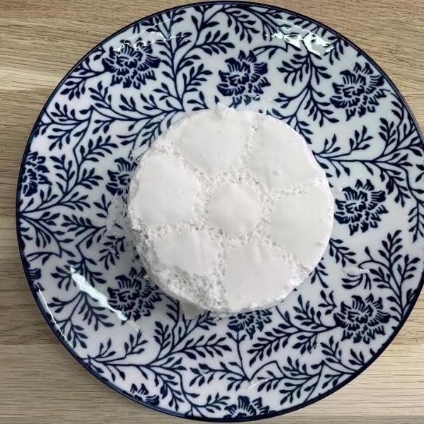 queso de kefir en plato de flores azules