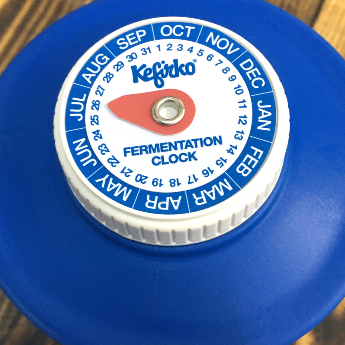 Primer plano de la tapa con el reloj de fermentación Kefirko, que muestra los meses y los días.