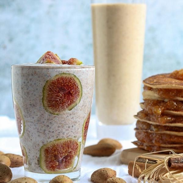 vaso con smoothie de kefir y trozos de higos