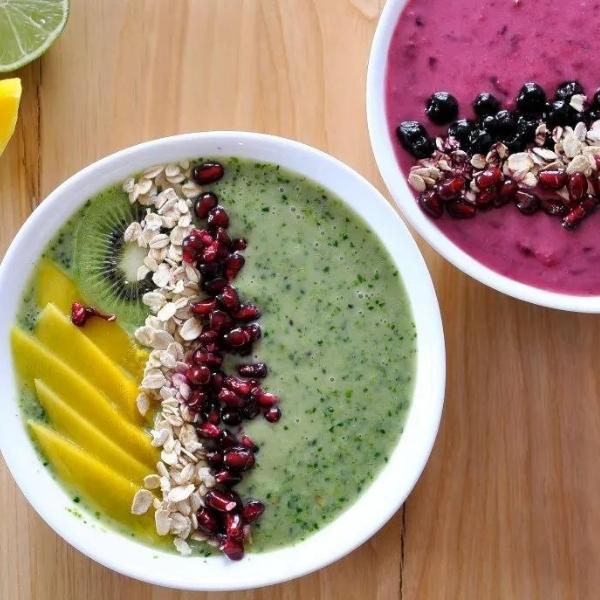 dos cuencos con smoothies de kefir, granada, kiwi y mango
