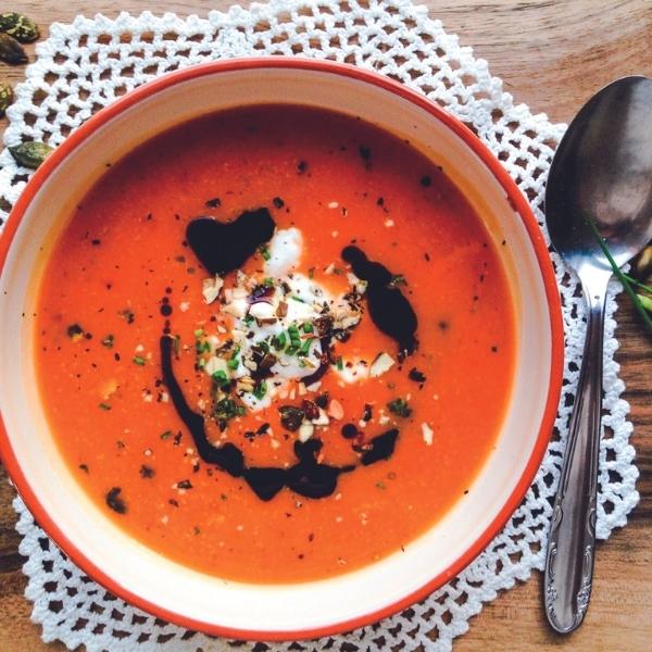 plato con sopa de calabaza condimentada