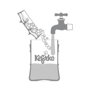 verter nodulos de kefir de agua en kefirko y agua