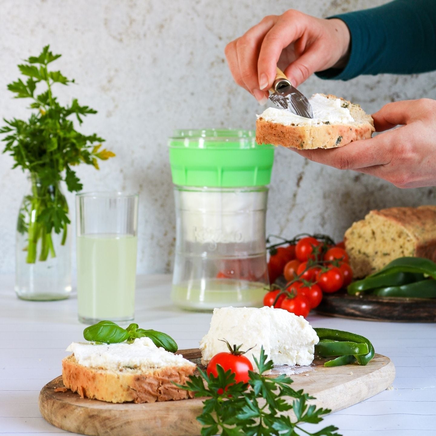rebanada de pan untada con queso de kefir