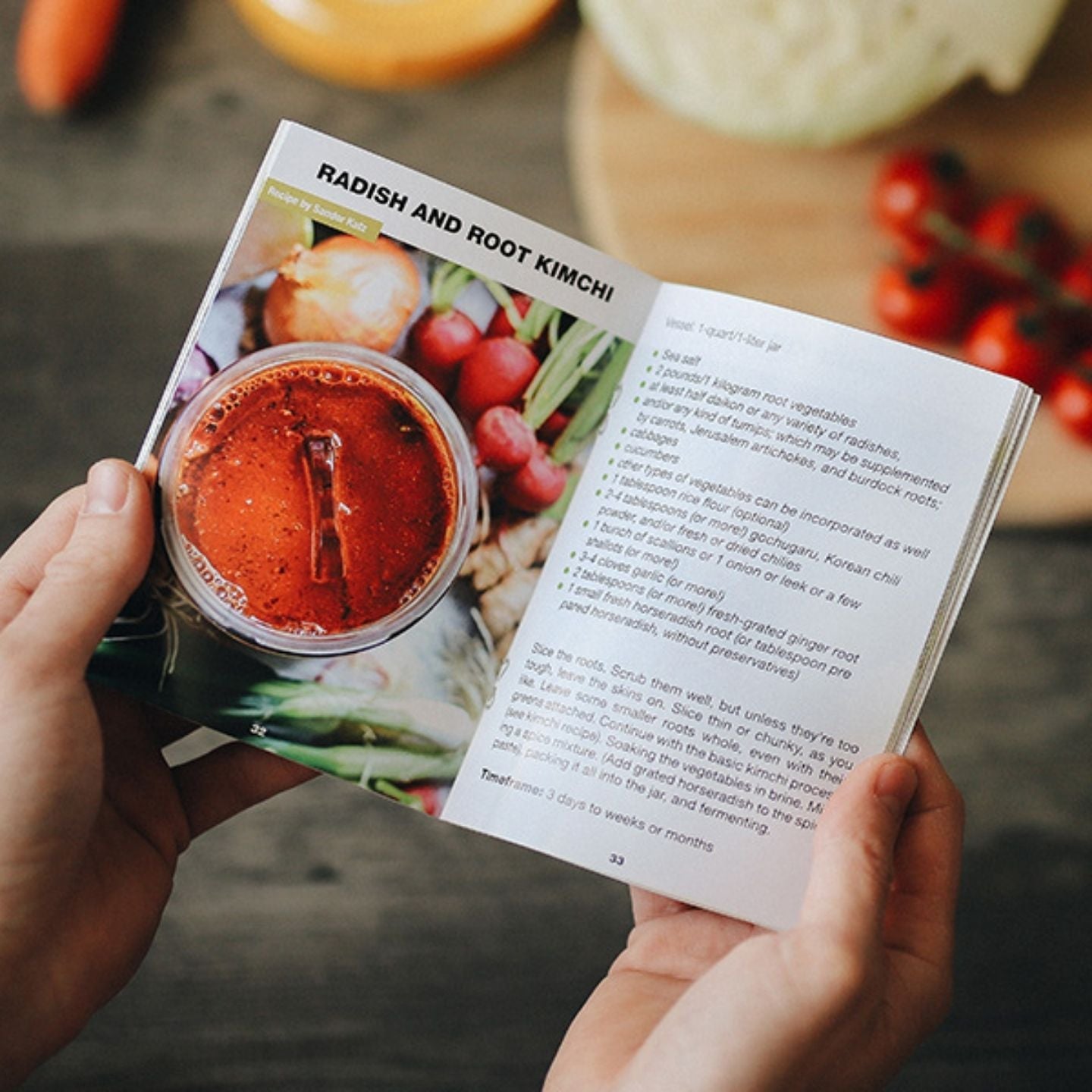manos sujetando libro de receta de kimchi