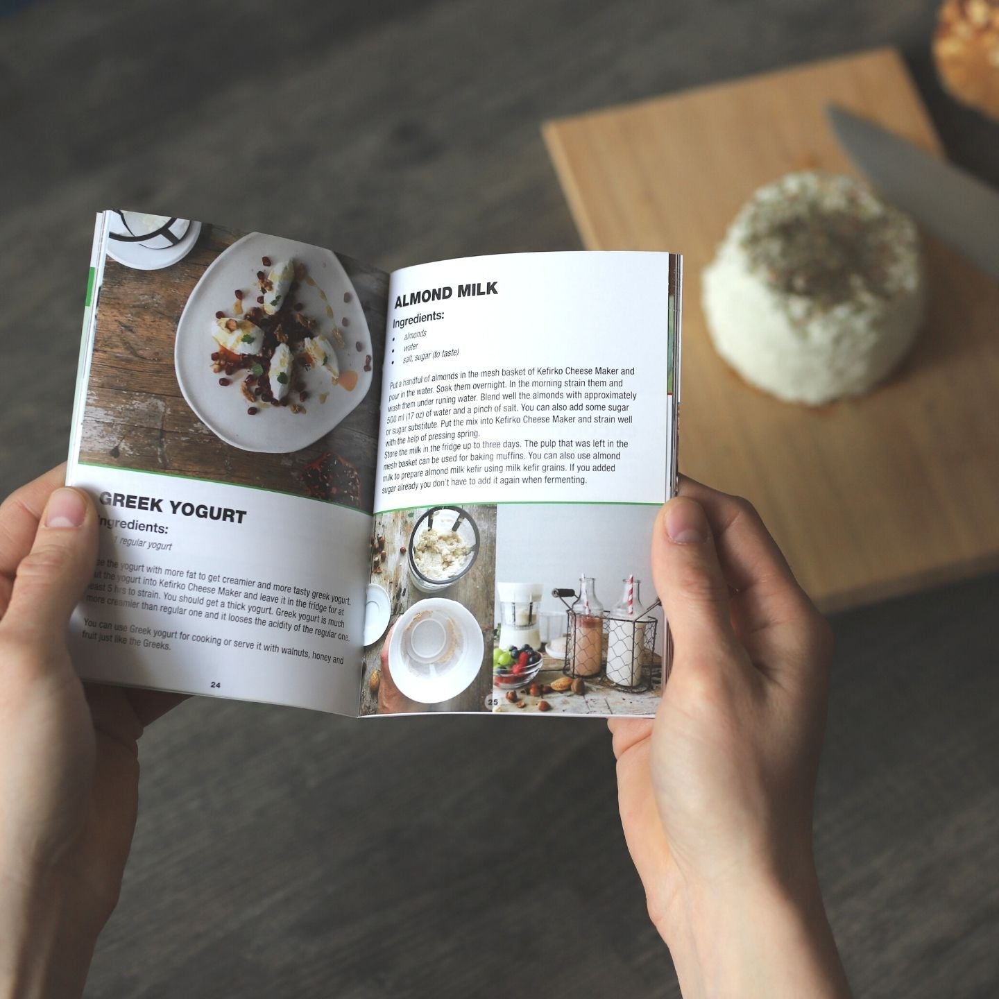 manos sosteniendo libro de recetas de queso casero