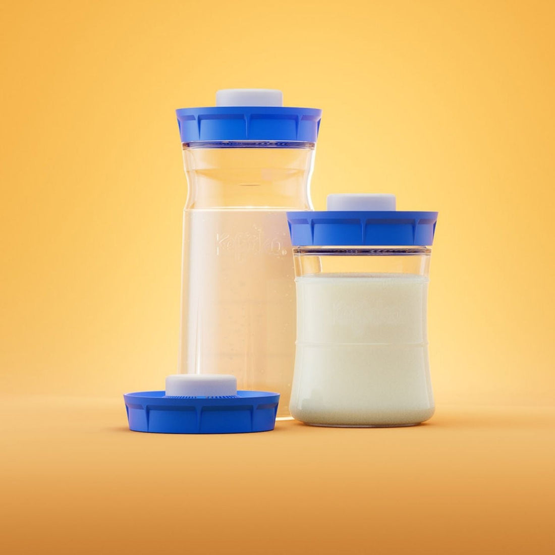 kefir de agua en tarro pequeño de cristal con tapa hermética azul