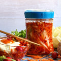 tarro de cristal con ingredientes y kimchi preparado