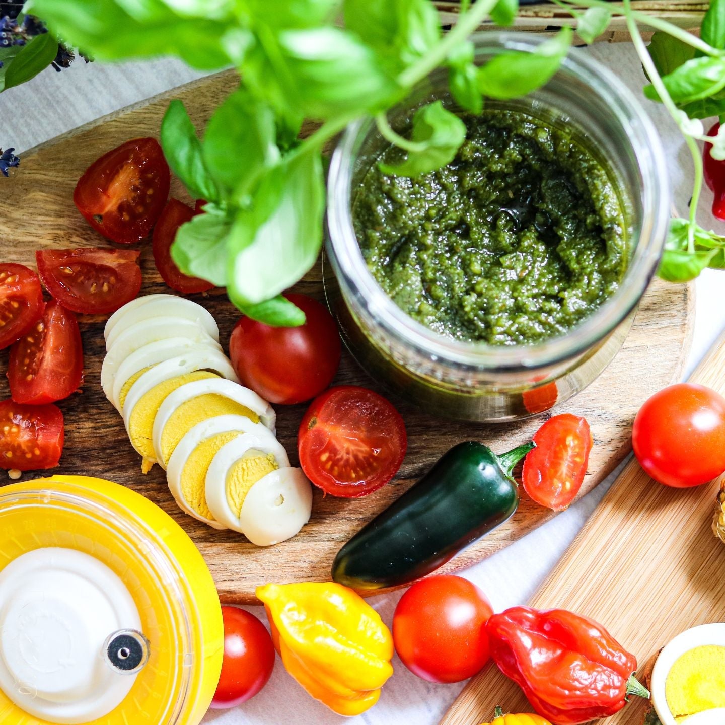 tarro de cristal con pesto fresco